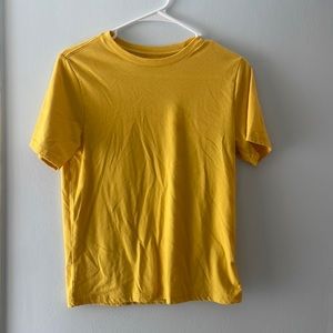 A simple yellow short sleeve shirt. It is a wonder nation shirt in size L.